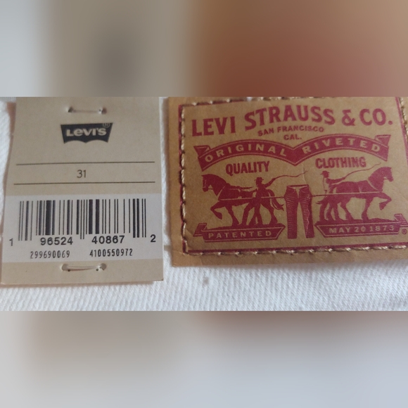 Women's Levi's Shorts - Picture 4 of 7